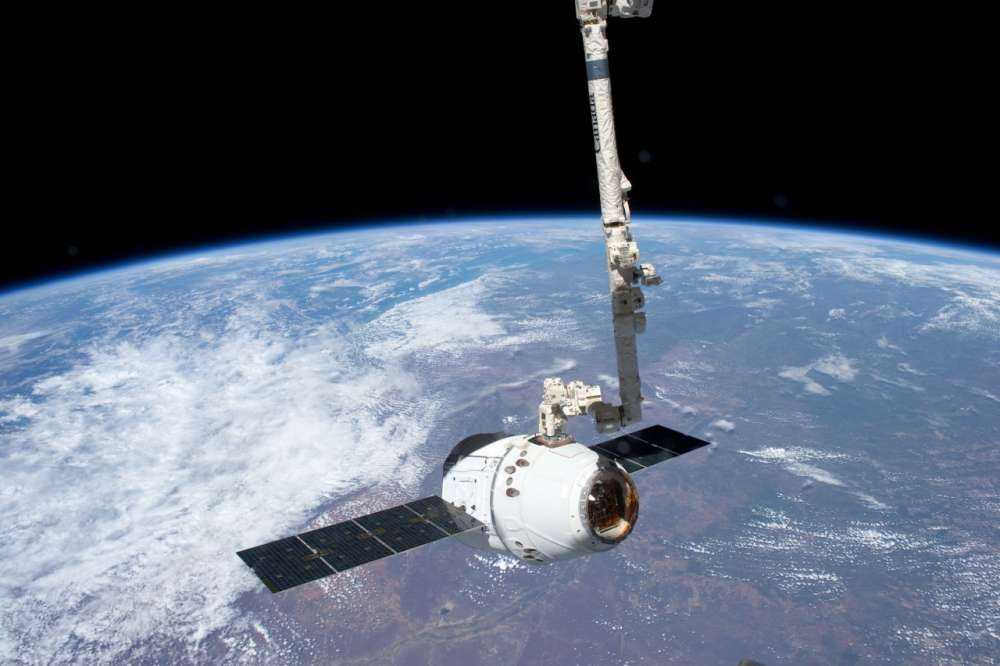 http://www.gadgetfreak.gr/wp-content/uploads/2013/02/ISS-31_SpaceX_Dragon.jpg