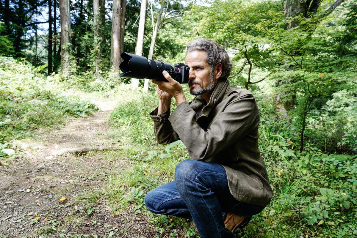 A7II_LifeStyle_wSAL70300G2_wMen_ExpApr2016_DSC3450-1200