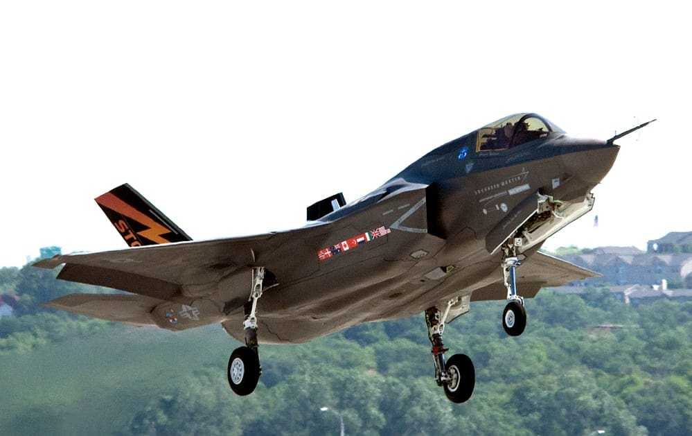 Οικονομία και στις Βρετανικές Ένοπλες Δυνάμεις: κόβονται τα ‘κάθετης προσγείωσης’ F-35…