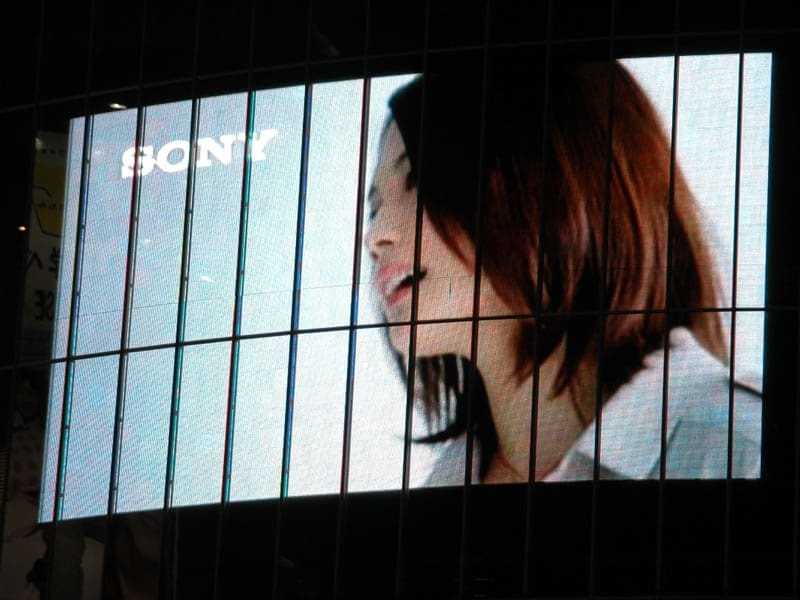 Άμα είναι να λανσάρεις ένα νέο Walkman κινητό, κάντο… με grande τρόπο!