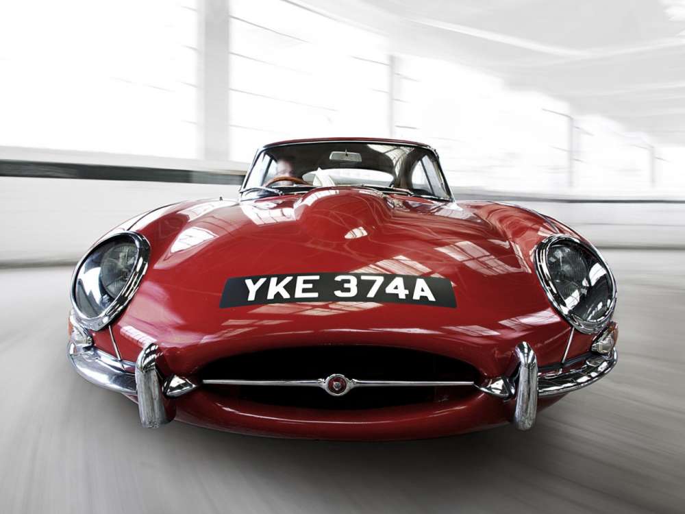 Jaguar E-type: η όμορφη Βρετανίδα γίνεται 50…