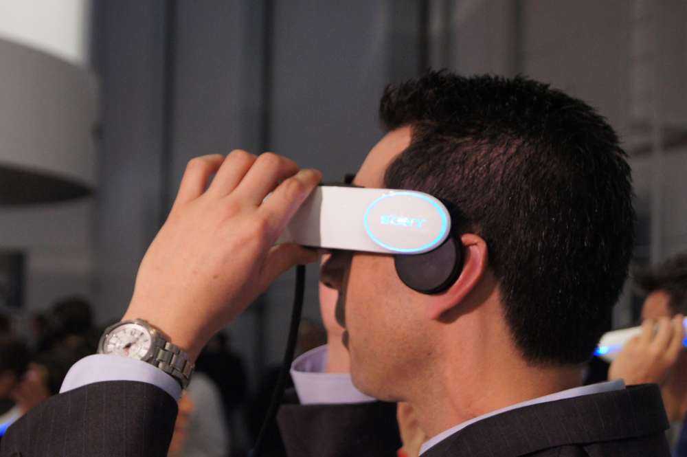 CES 2011: τι στην ευχή είναι αυτή η 3D μάσκα της Sony