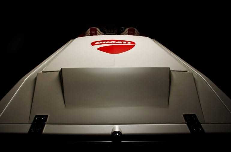 Στο νερό το 2.200 ίππων Ducati Edition Cigarette Boat: με 195 χλμ/ώρα στο νερό!