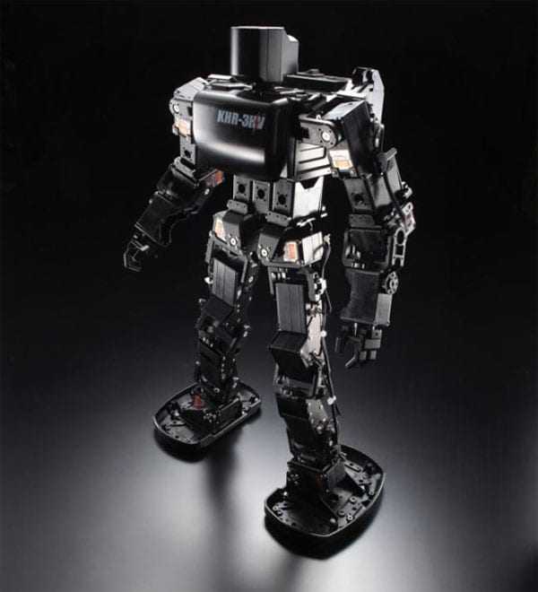 Ο Kondo KHR-3HV περπατά πάνω σε… ξυλοπόδαρα!