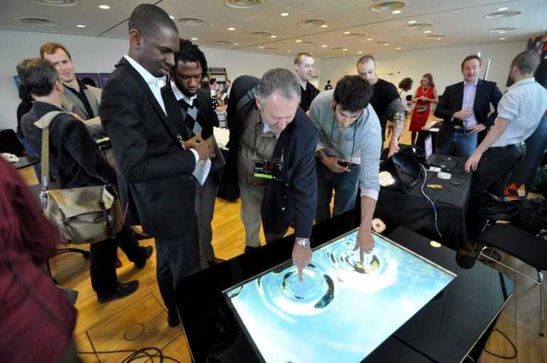 Ένα τραπέζι για… καφέ με 47 ίντσες αφής!