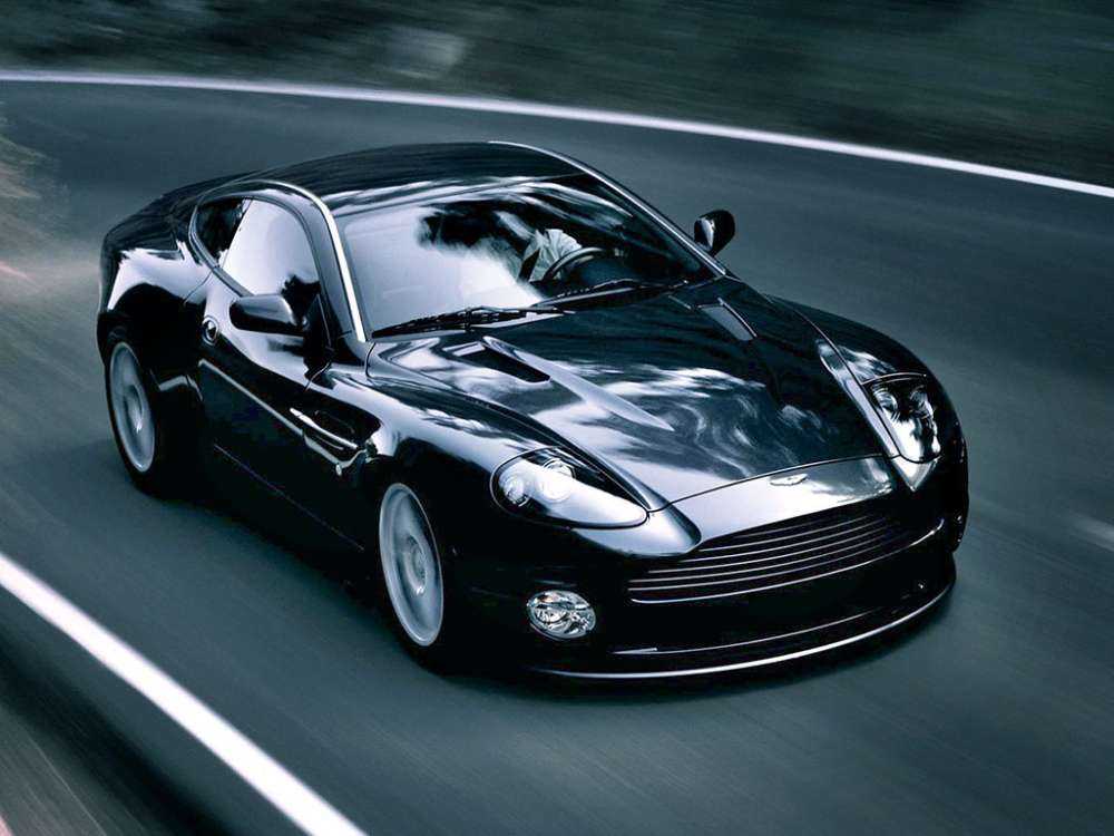 Οκτώ λεπτά με μια Aston Martin στα ηχεία. Πανδαισία…