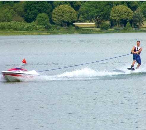 Θέλετε να βρείτε τη φόρμα σας στο θαλάσσιο σκι; Και χωρίς άλλους να σας κριτικάρουν;
