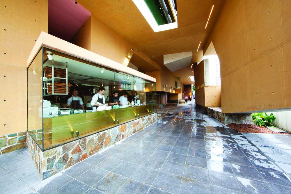 Tank Bar + Restaurant / Ένα πρωτότυπο μπαρ στη χώρα του down under…