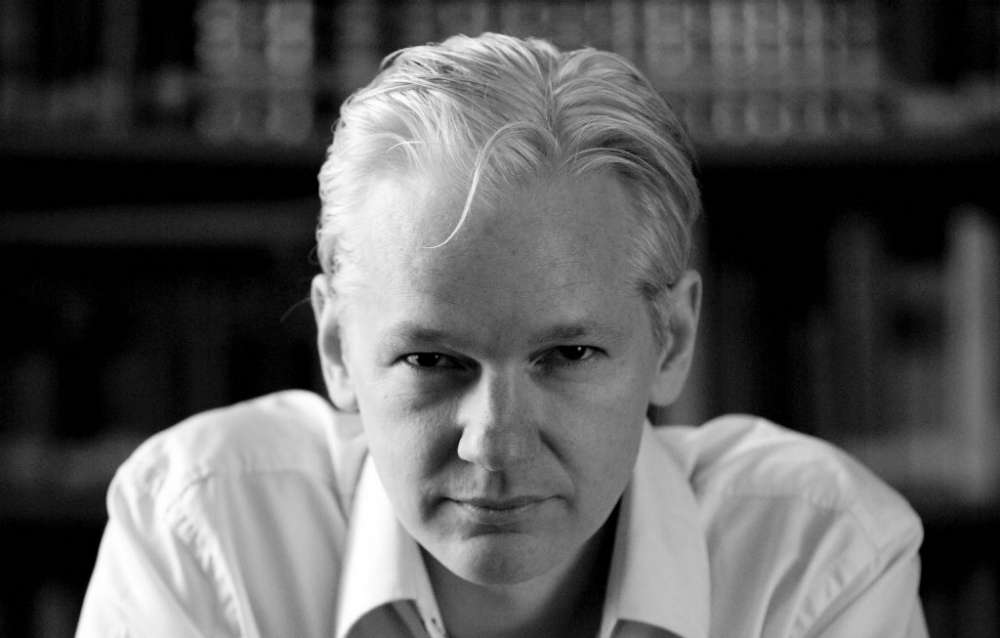 Julian Assange: το Facebook είναι μια μηχανή ‘κατασκοπίας’…