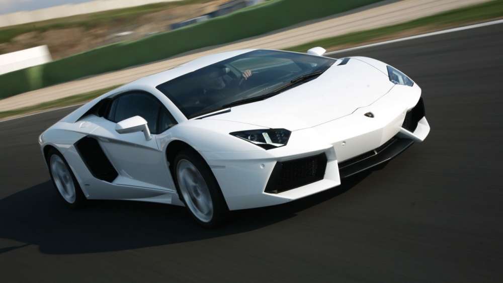 Μια Lamborghini Aventador εκτελεί τον… χορό της βροχής!