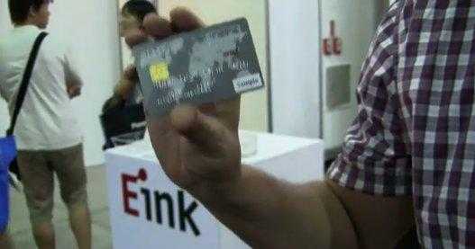 Πιστωτική κάρτα και επιφάνεια από E Ink – το ηλεκτρονικό μελάνι επιστρέφει…