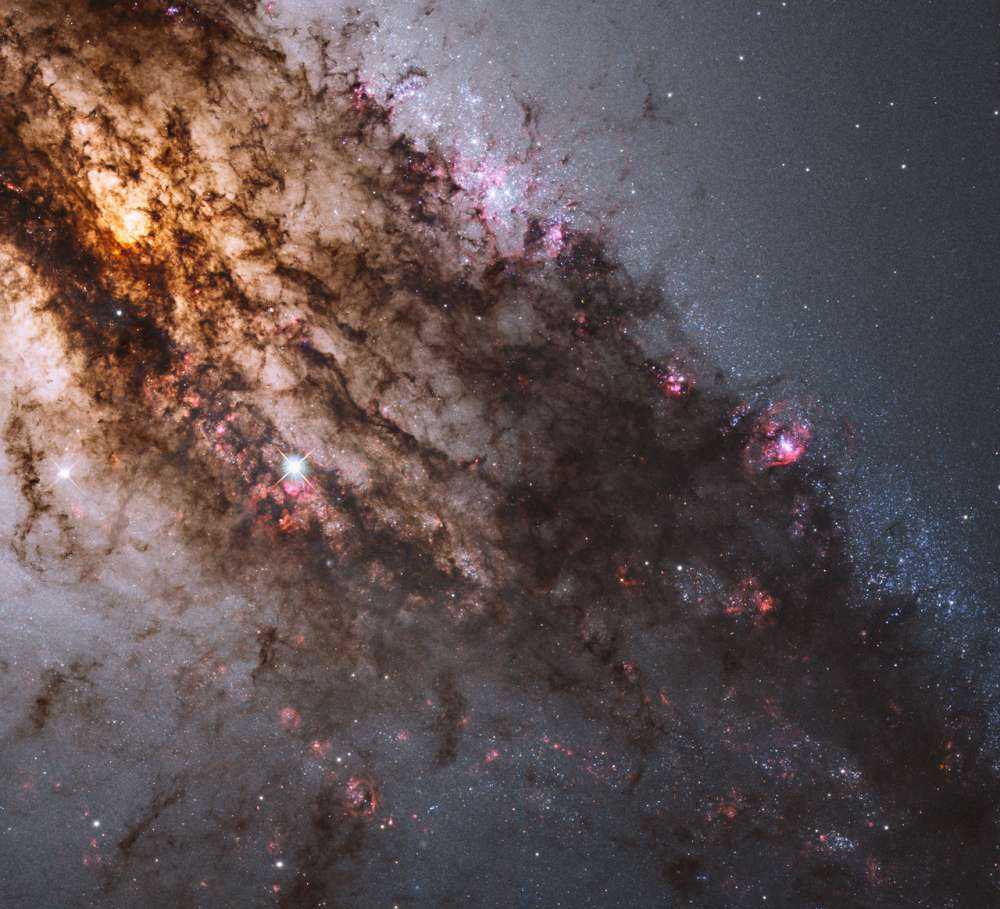 Μια μεγαλοπρεπείς εικόνα από το Hubble: ο ‘γοητευτικός’ Centaurus A…