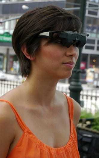 Μια κοπέλα με iPad για… κεφάλι!