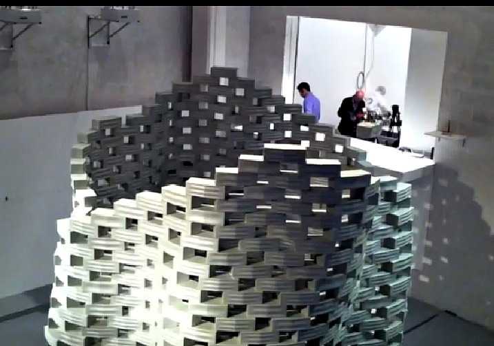 Τα ιπτάμενα ρομπότ έχτισαν πύργο…