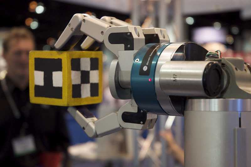 Το ρομπότ της DARPA πιάνει εργαλεία, ανοίγει πόρτες…