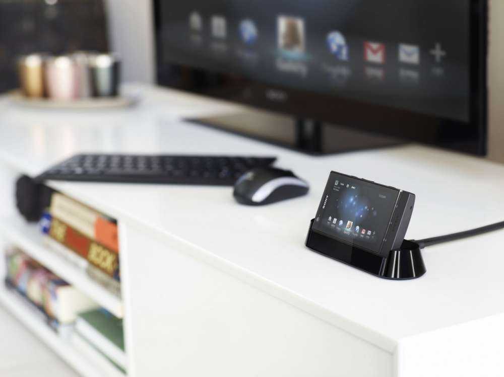 Sony Xperia P –  με το δικό του SmartDock…