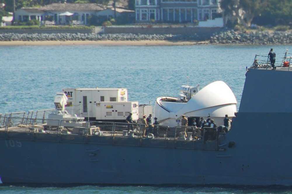 USS-Dewey-with-its-new-laser-canon-1