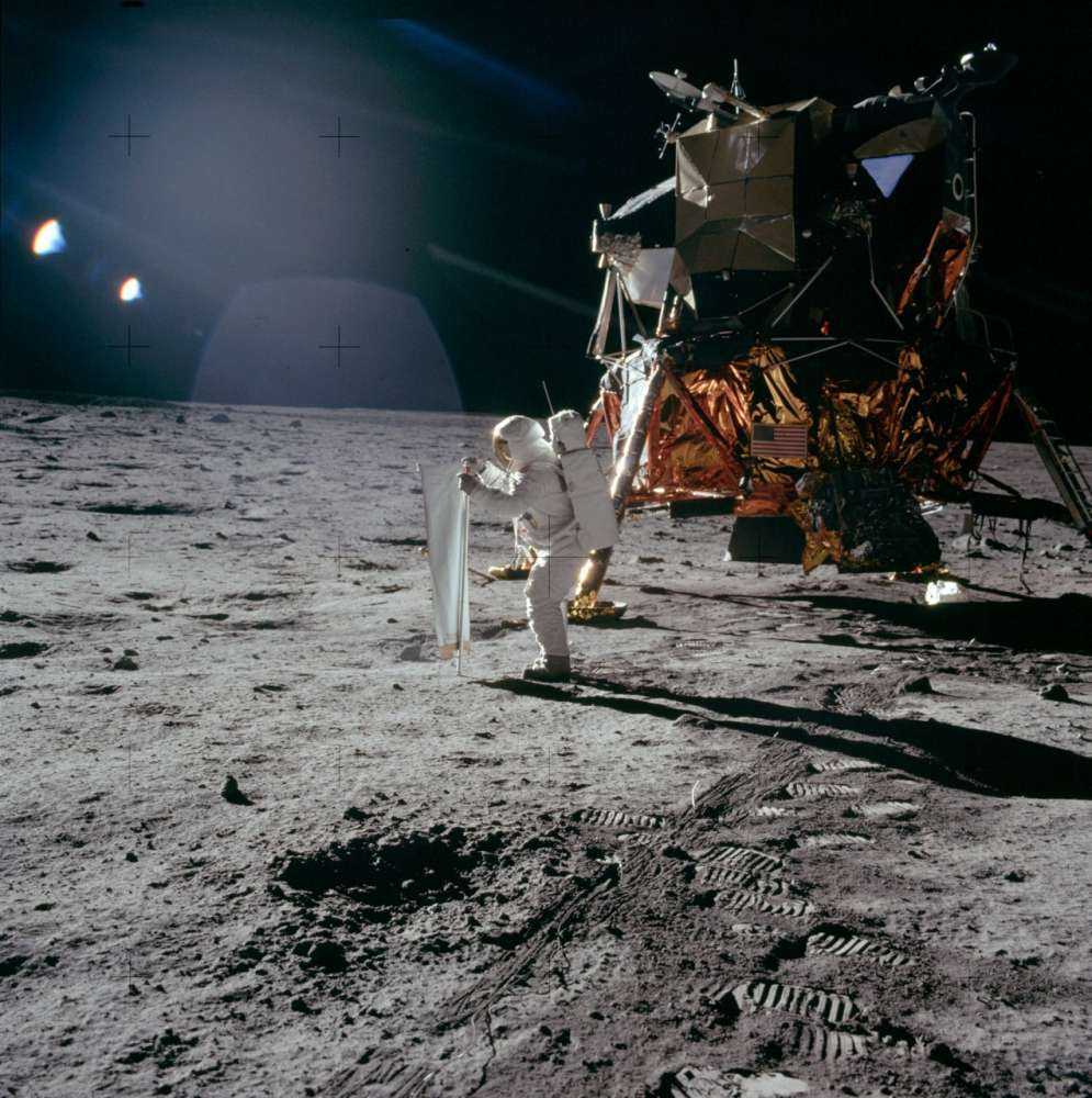 Λίγη σεληνόσκονη από το Apollo 11…