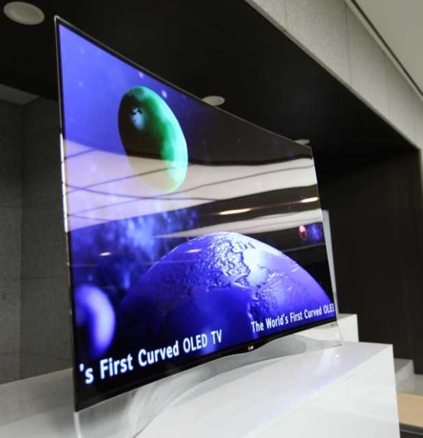 Μια κυρτή 55” OLED TV και πλαστικά 5” OLED panel…