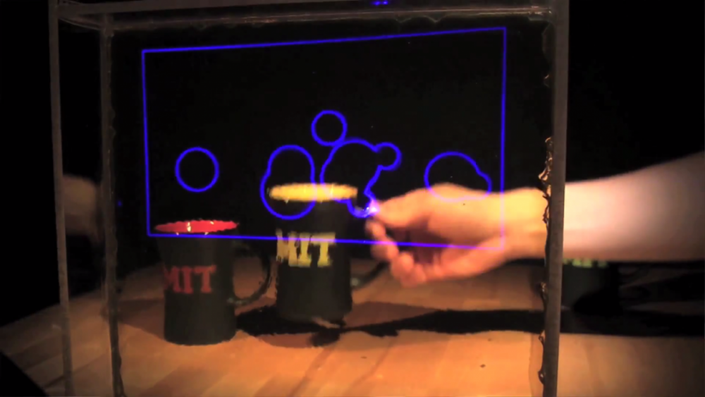 Έλληνας πίσω από τη διαφανής οθόνη του ΜΙΤ…