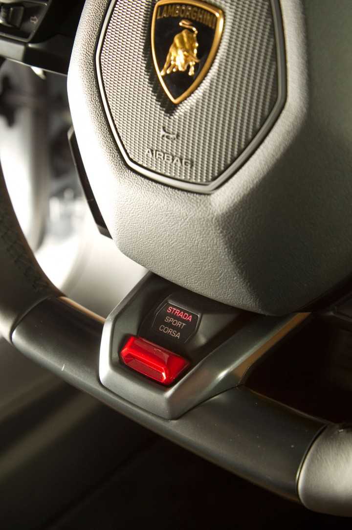 04-Lamborghini-Huracan-Interior-Steering-Wheel-Controls-720x1084