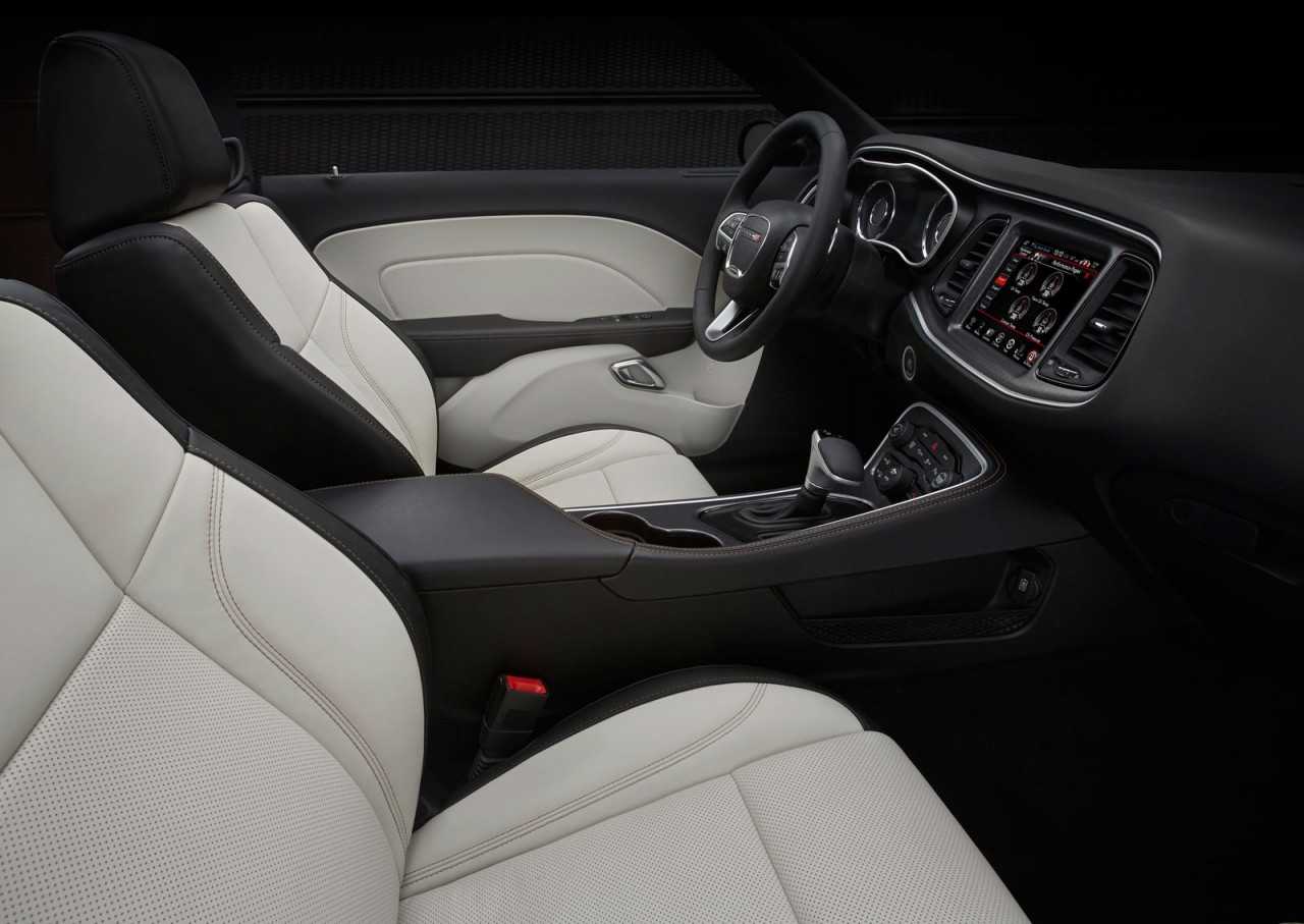 2015-Dodge-Challenger-Interior-05
