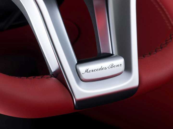 Mercedes-Benz-SL-Class-Steering-wheel-detail-720x540