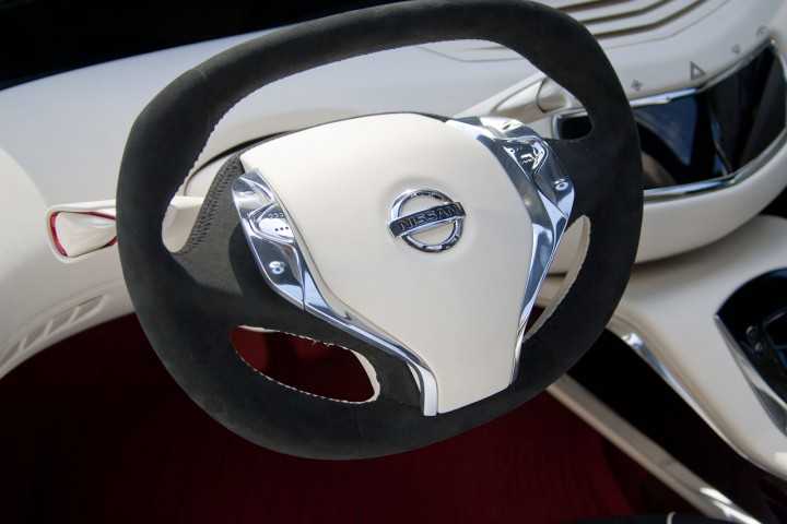 Nissan-Ellure-Concept-Steering-Wheel-720x480