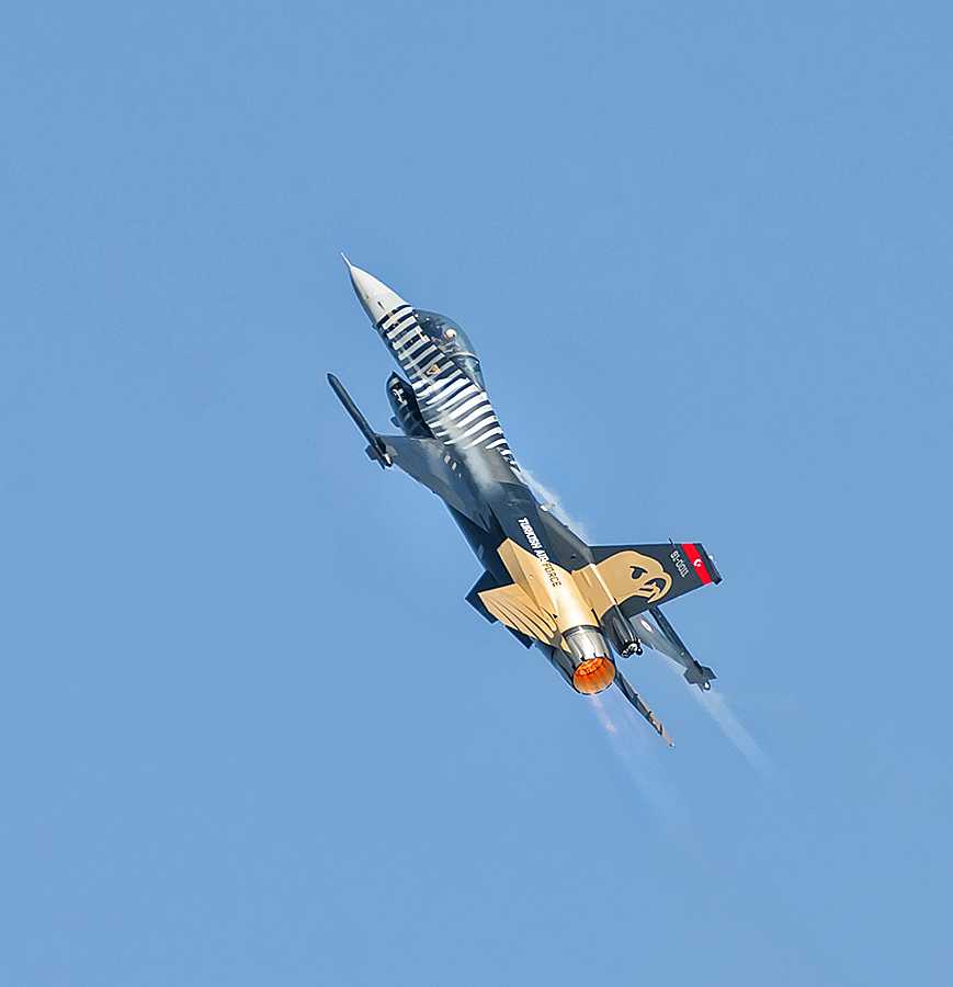 Αυτό το F-16 τους ξύρισε κανονικά!