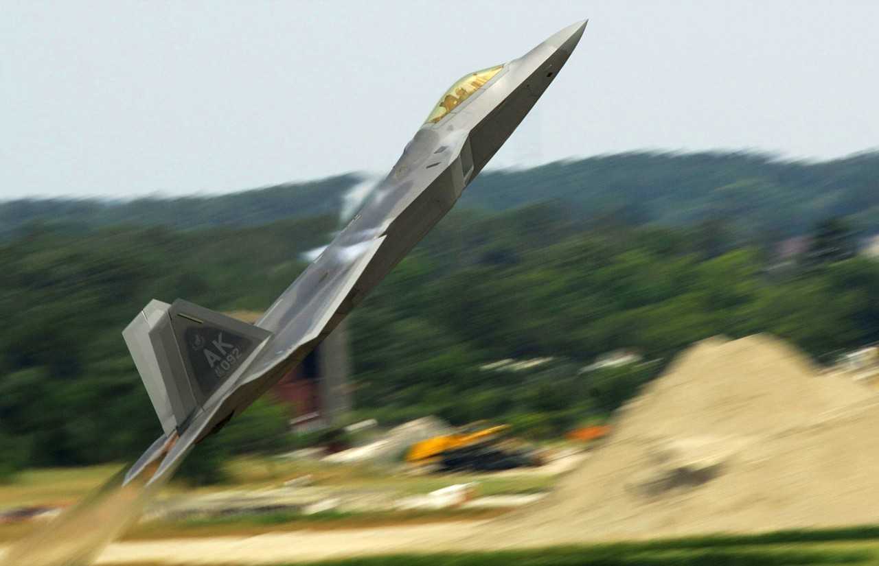 F-22 Demonstration Team – ακροβατικά stealth στην Arctic Thunder 2014…