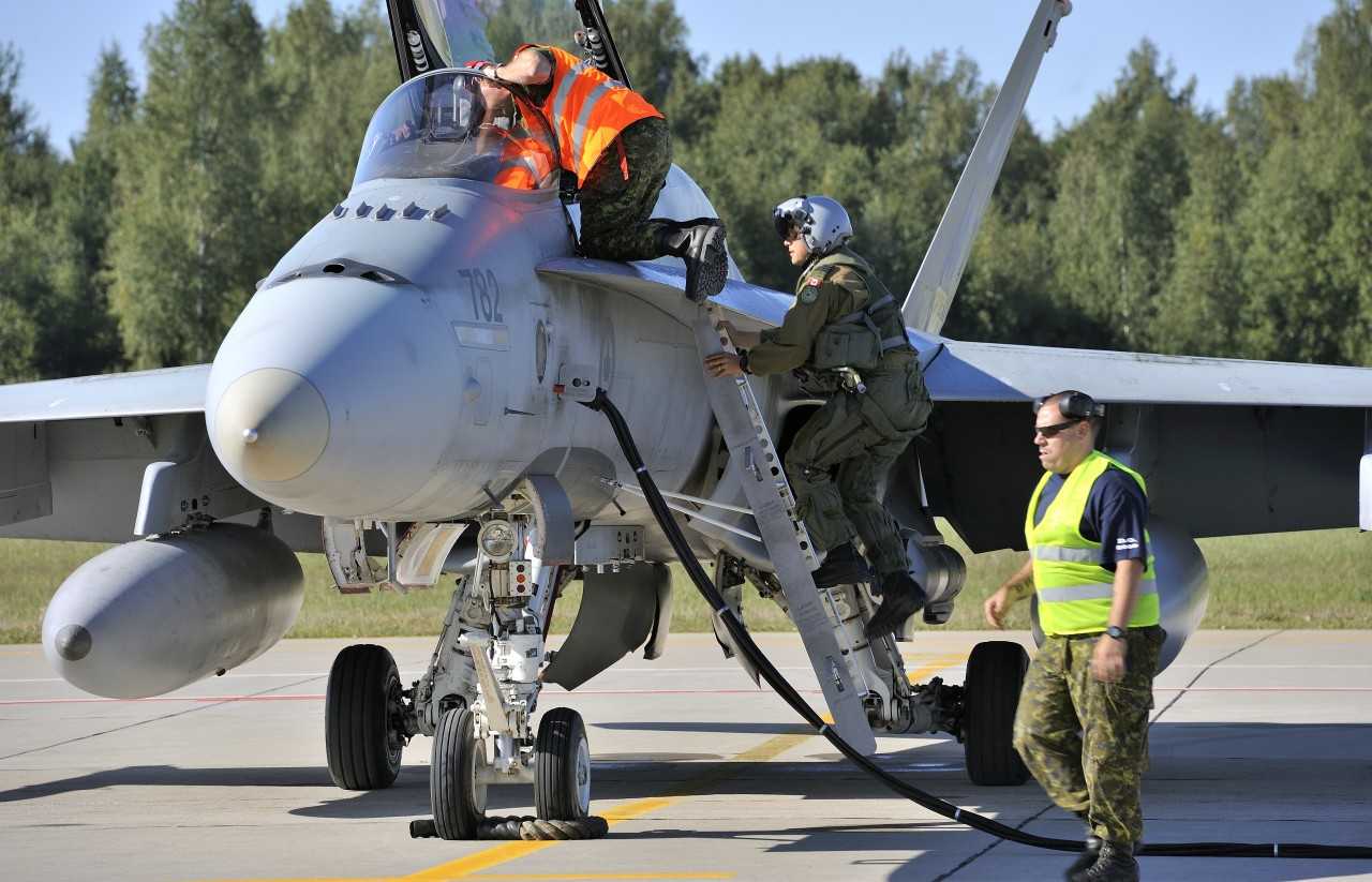 Υπέροχα πλάνα από καναδικά CF-18 σε αποστολή NATO Baltic Air Policing…