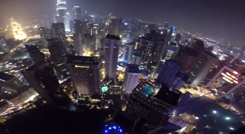 Απίστευτο base άλμα από κτίριο 400 μέτρων σε…πισίνα!