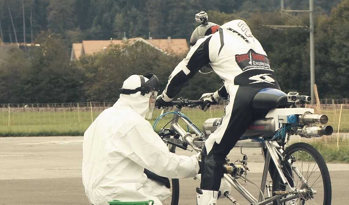 ‘Ενας απίθανος αναβάτης σε ποδήλατο με ρουκέτα!