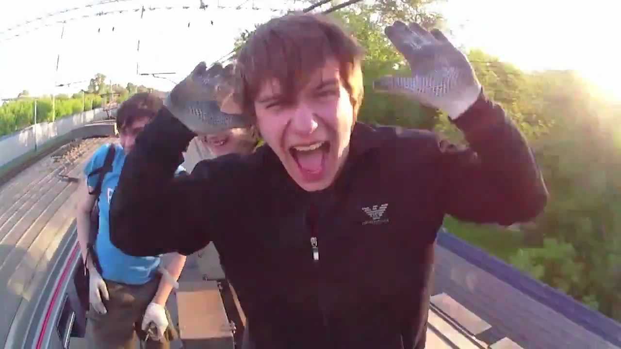 Σοκαριστικό βίντεο με εφήβους από τη Ρωσία να ‘πετάνε’ ανάμεσα σε τρένα!