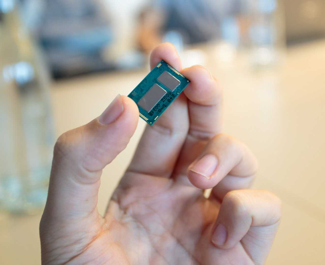intel-core-m-broadwell-y-chip-in-hand