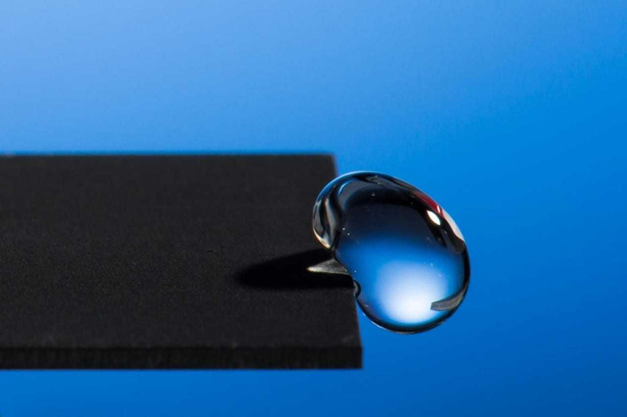 Super-hydrophobic Materials – αυτό το μέταλλο κάνει το νερό να αναπηδά!
