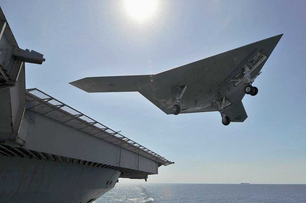 US Navy X-47B – το ρομποαεροσκάφος ανεφοδιάζεται στον αέρα…