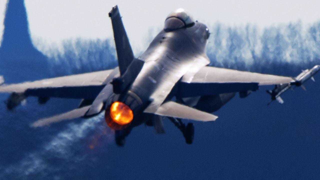 F-16 Vs F-15 σε ένα απίστευτο In flight βίντεο!