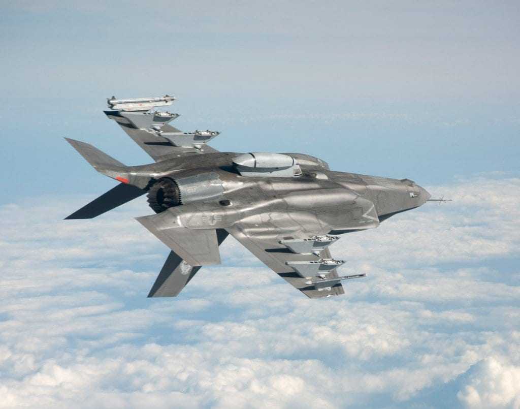Καταπληκτικά πλάνα F-15 & F-35 σε εναέριο σχηματισμό…