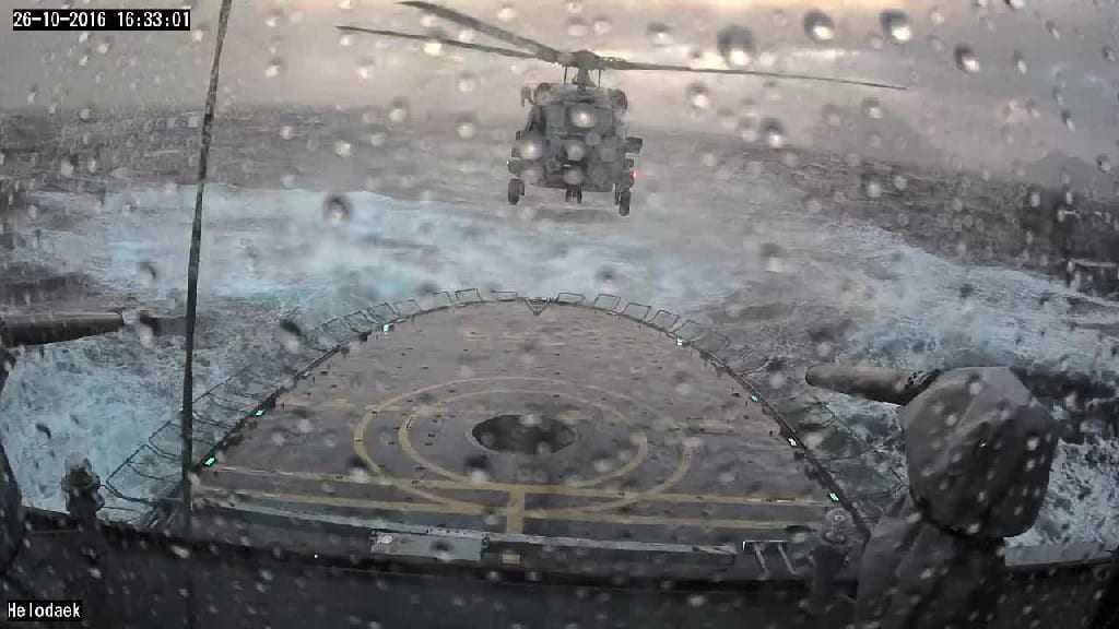 Απίστευτο βίντεο – Ελικόπτερο Seahawk MH-60R Vs θάλασσα