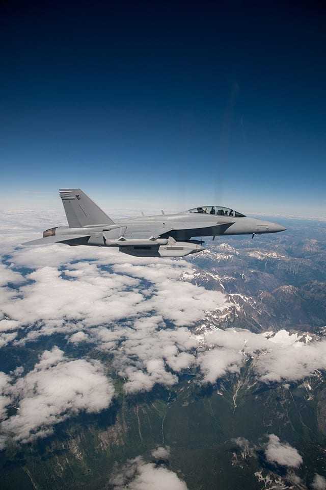 Ημι-ρομποτική πτήση μαχητικού EA-18G Growler