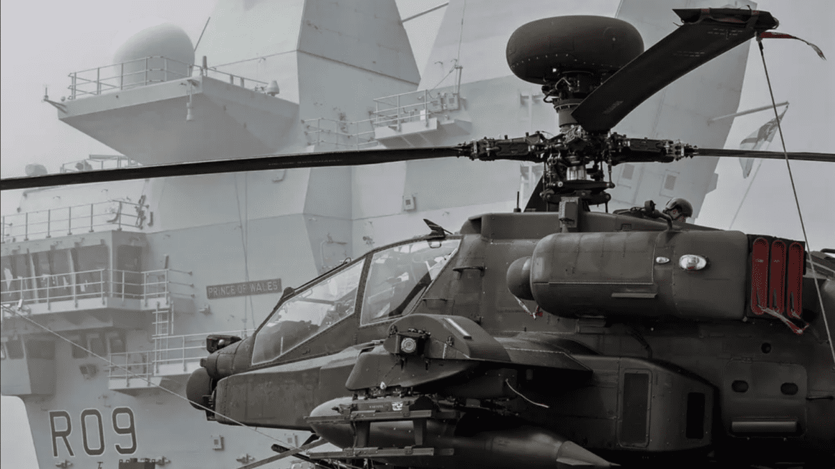 HMS Prince Of Wales + Apache στο νερό