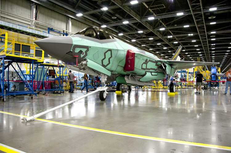 Μέσα στο εργοστάσιο των F-35