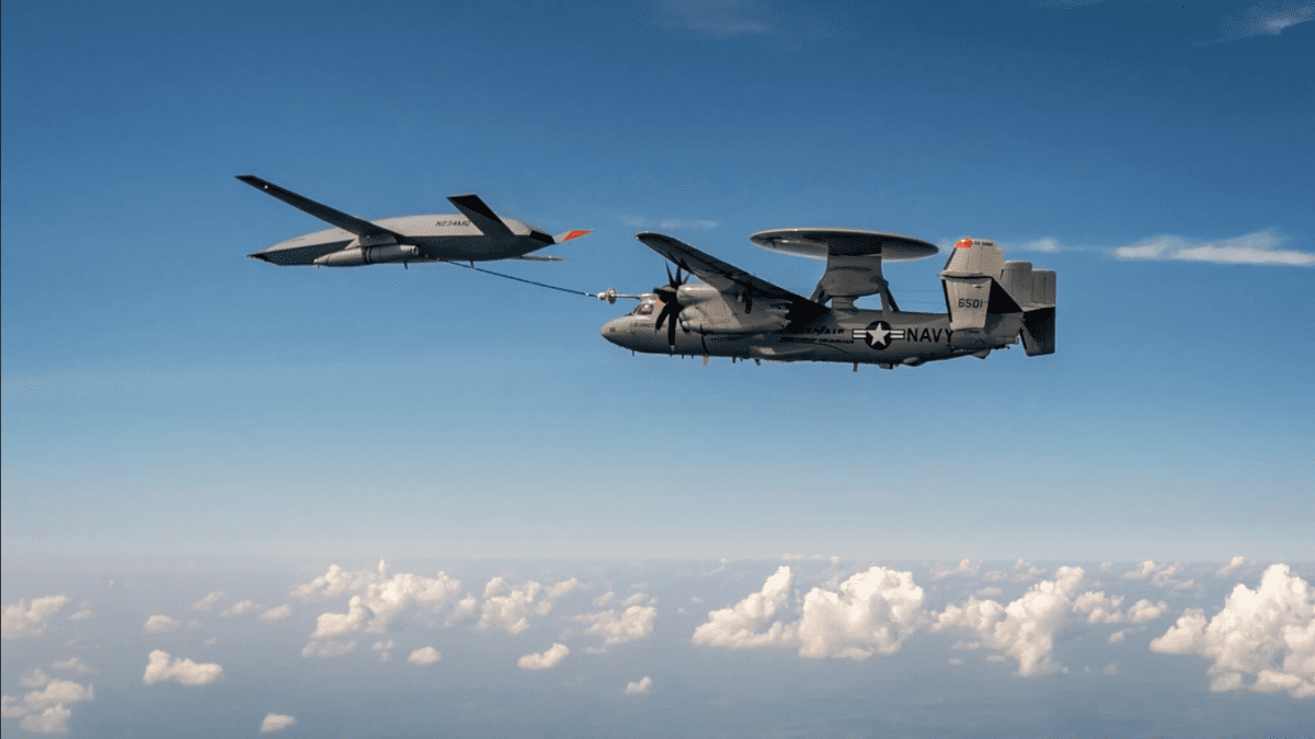 Το MQ-25 Drone ανεφοδίασε στον αέρα ένα E-2D Hawkeye