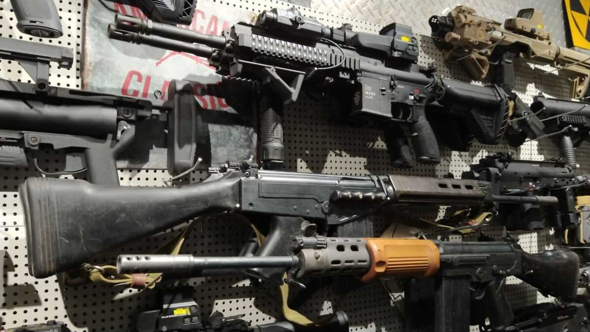 Armourer – Έλληνας ειδικός «όπλων γυρισμάτων» εξηγεί τη χρήση τους σε ταινίες δράσης