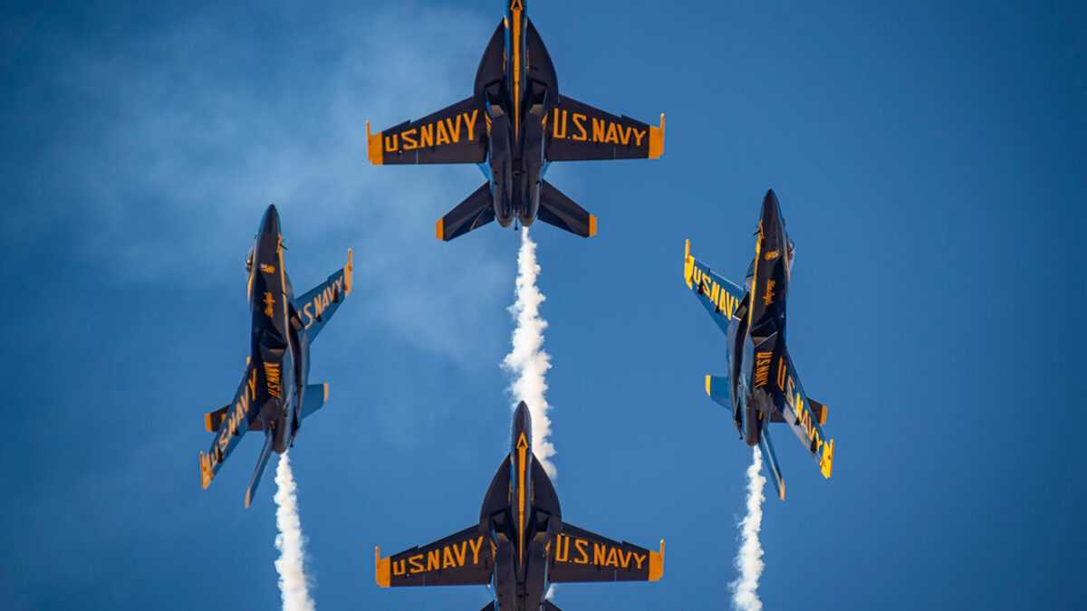 Απίστευτο βίντεο Blue Angels Extreme F-18 Demo