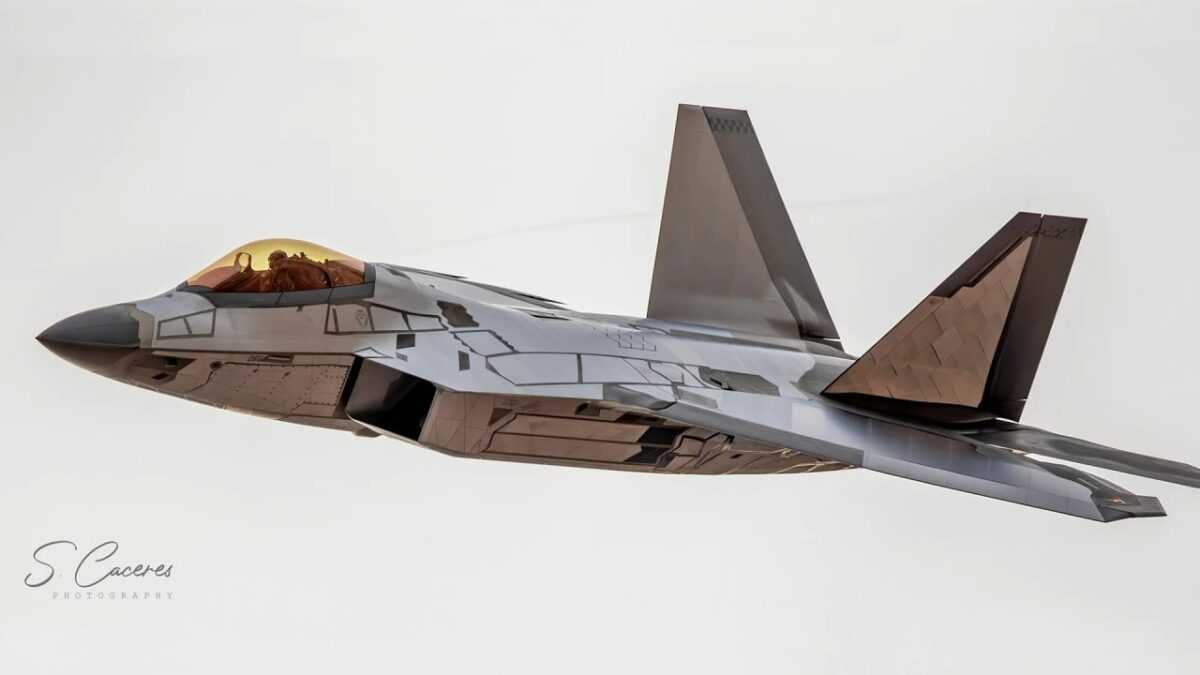 Ένα F-22 Raptor με… καθρέπτες στην άτρακτο