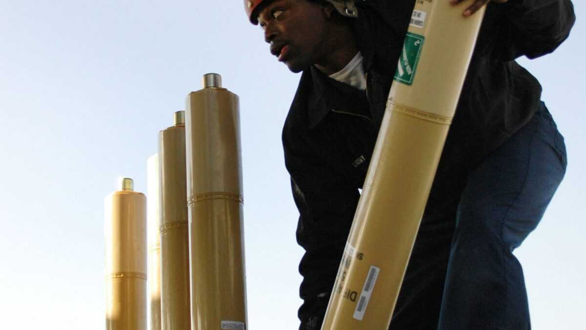 Ένα P-3 ‘κυνηγά’ υπόβρυχια με Sonobuoy