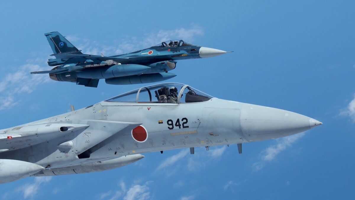 Απίστευτα πλάνα των JASDF F-15 Eagle και Mitsubishi F-2