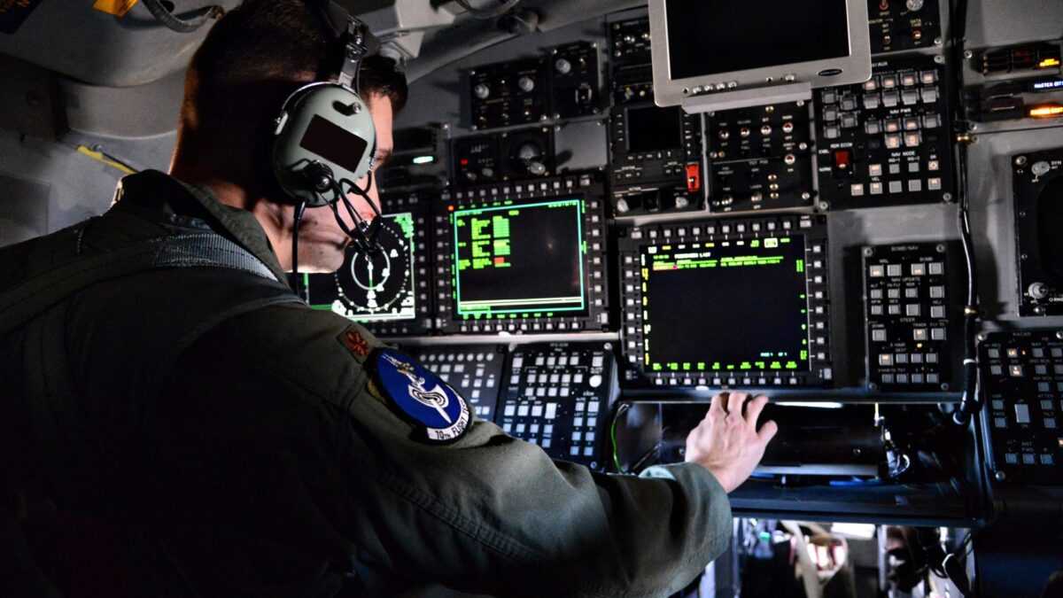 B-1B Lancer Pilot Cockpit Tour